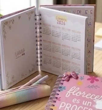 Agenda con calendario y cuaderno con tapa floral
