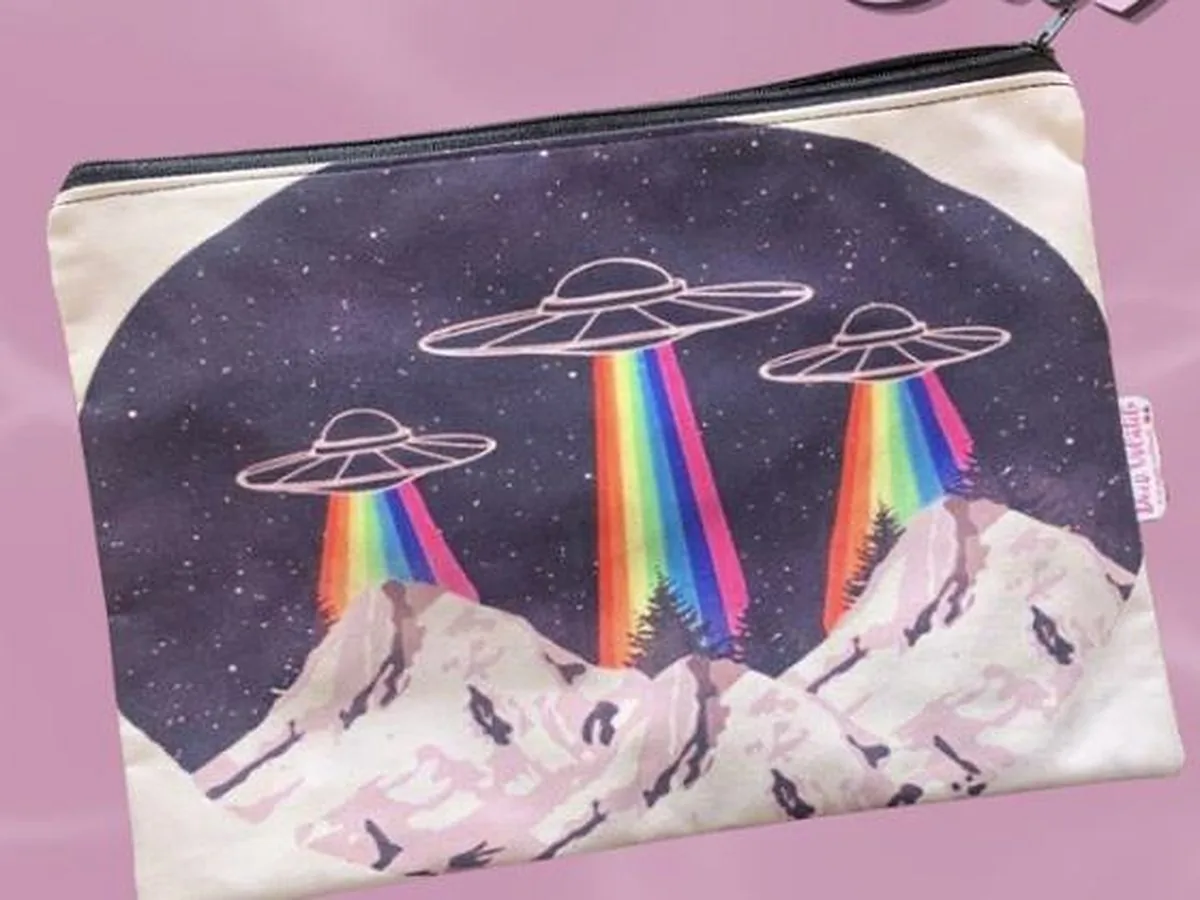 Estuche sublimado con ovnis y arcoíris sobre montañas