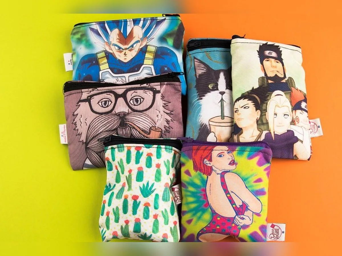 Monederos sublimados con diseños de anime, un gato con bubble tea, cactus y más