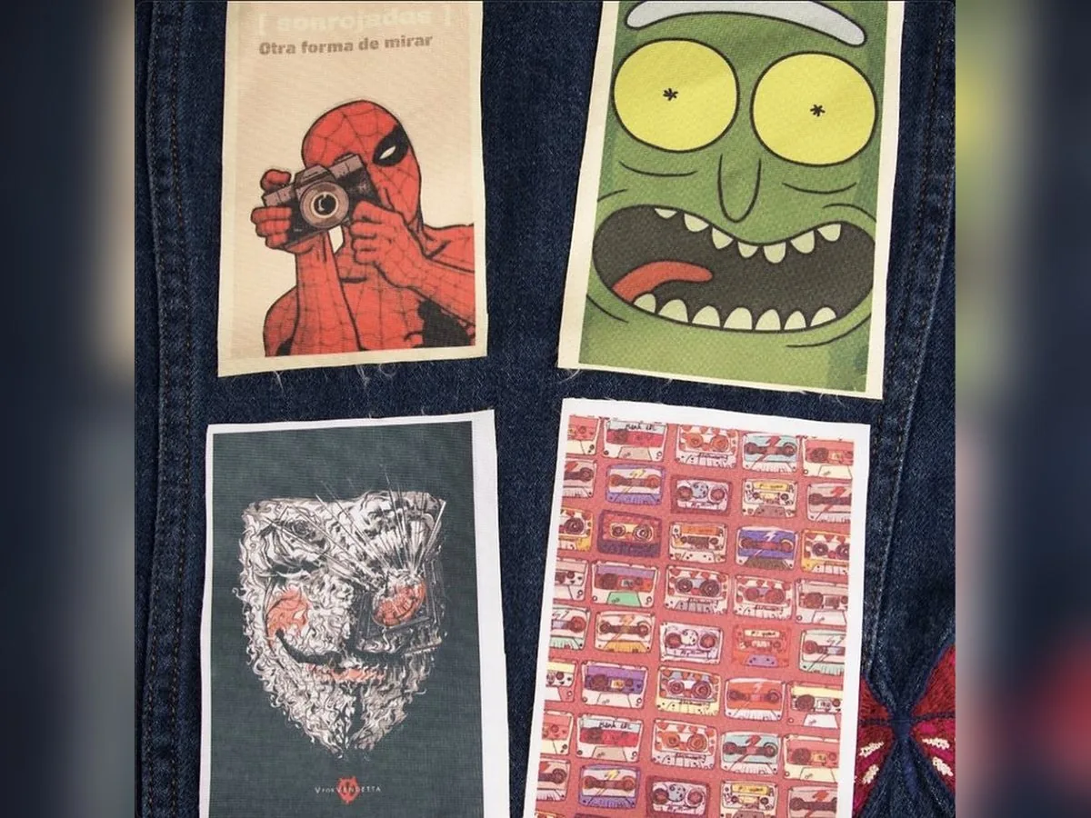 Parches de tela sublimados con distintos diseños, sobre una tela de jeans